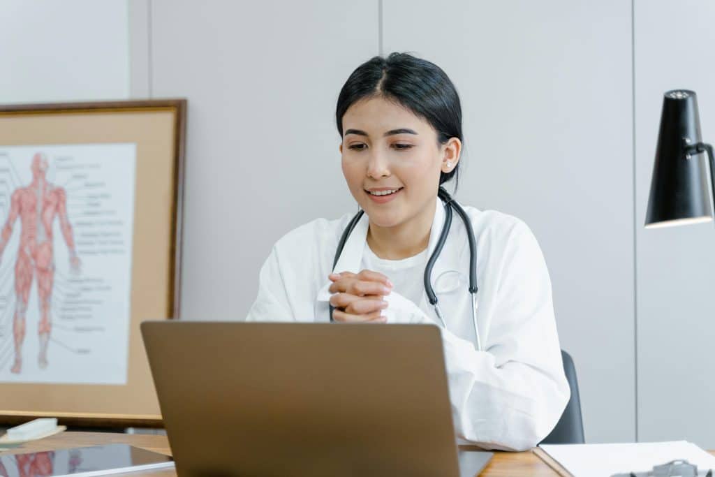 nurse studying online - featured image