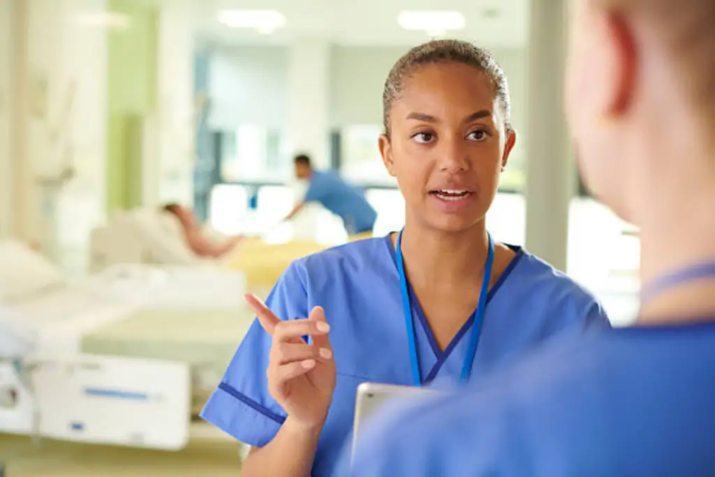 nurses talking to each other - featured image